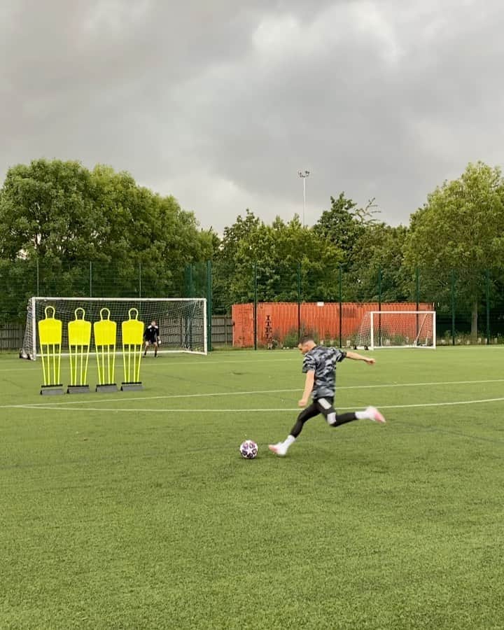 F2Freestylersのインスタグラム：「FINALLY back on the pitch! ⚽️🎬🔥Trying to recreate one of Messi’s free kicks...sorry @leomessi 🤣🎯」