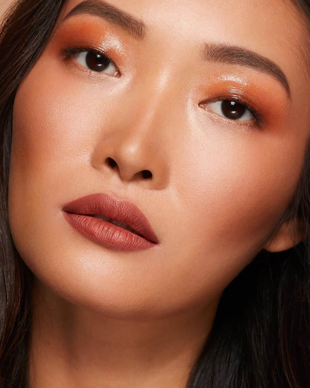NARSさんのインスタグラム写真 - (NARSInstagram)「Glossy lids. Just-bitten lips. The ultimate Afterglow. ✨ Get the look using Lip Gloss in Triple X on top of Afterglow Eyeshadow Palette, Blush in Illicit and Velvet Matte Lip Pencil in Walkyrie.」7月3日 2時51分 - narsissist
