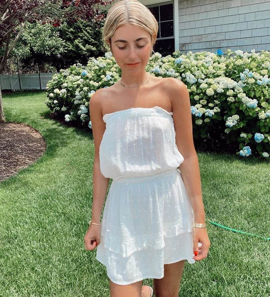 ブルーライフのインスタグラム：「the perfect little white dress 🕊🤍💫 babe @chbickley in the @shopbluelife Angie dress ✨ #shopplanetblue」
