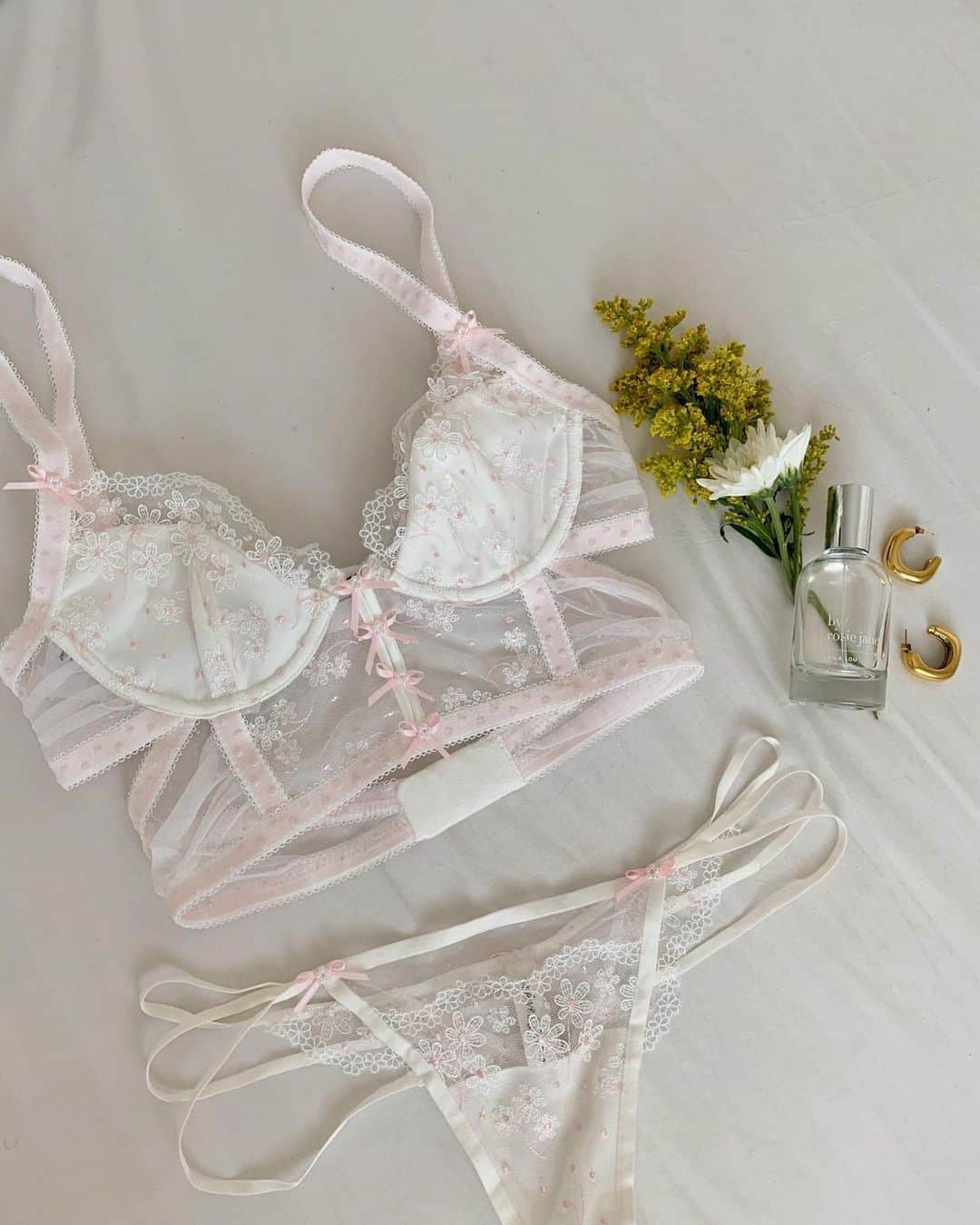 For Love & Lemonsさんのインスタグラム写真 - (For Love & LemonsInstagram)「Luxe daisy embroidered lace and dreamy bow details 🎀  The Evie Longline Bra and Thong Panty #FLLforVS」7月3日 3時05分 - forloveandlemons