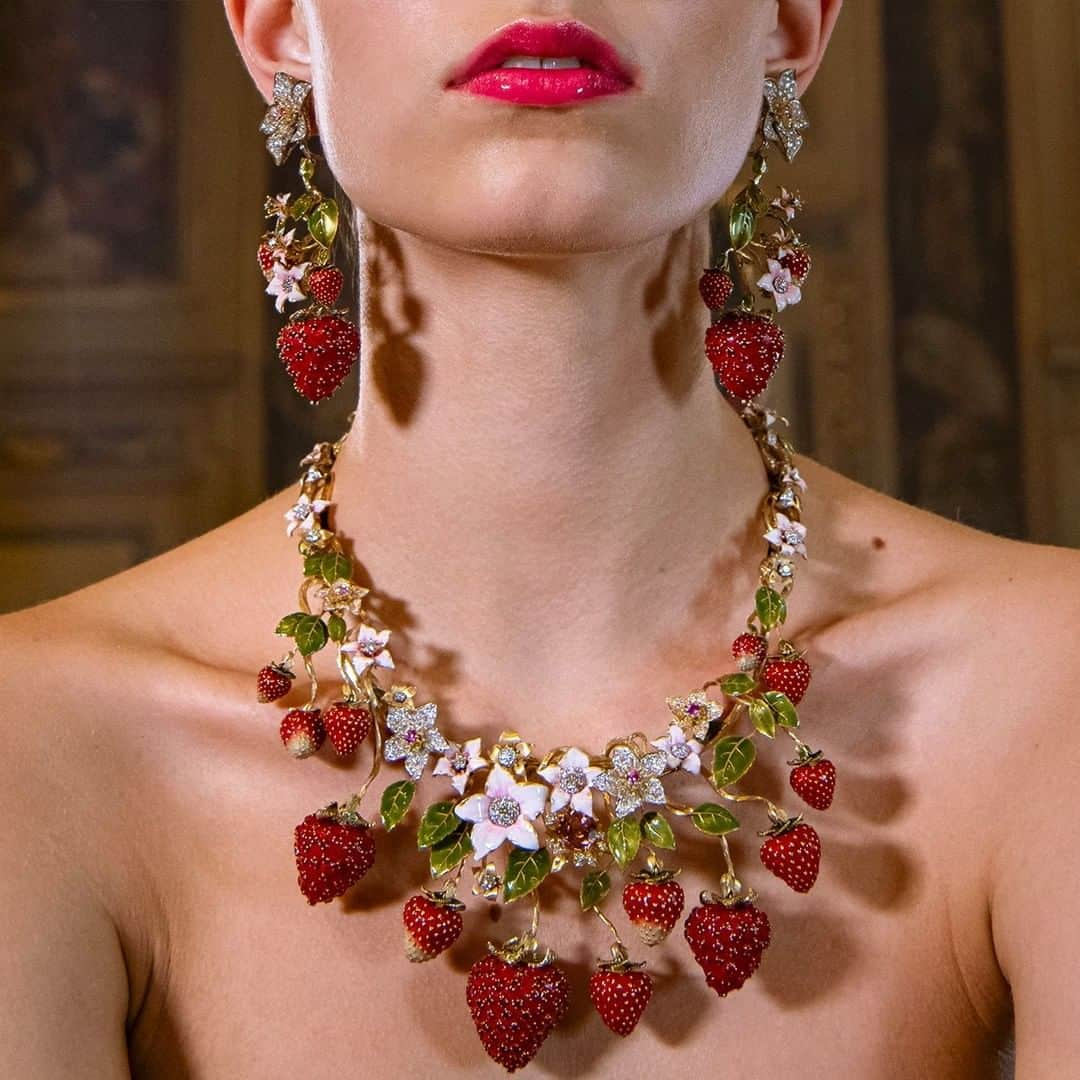 ドルチェ&ガッバーナさんのインスタグラム写真 - (ドルチェ&ガッバーナInstagram)「Inspired by strawberries, leaves and flowers, the Alta Gioielleria look is composed of a matching necklace and earrings in yellow and white gold, enriched with precious gems such as pink sapphires, rubies and diamonds.    #DGAltaGioielleria #DGFattoAMano #MadeInItaly #DolceGabbana」7月3日 3時00分 - dolcegabbana