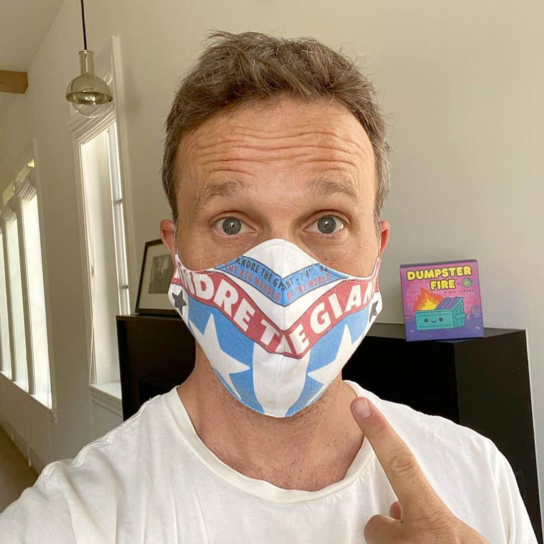 ブレッキン・メイヤーのインスタグラム：「This is so unexpected, I, uh, I didn't even have a speech prepared. Uh, but I would like to say this: Getting rid of Covid is not something you can do all on your own. Many, many people NEED to contribute to getting rid of Covid. Uh, I'd like to thank my parents for never going outside without a mask on, the L.A. city bus driver for also wearing a mask while driving an unknown kid, and, uh, last but not least, the wonderful crew at McDonalds for WEARING MASKS while spending hours making those egg McMuffins, without which we might never be rid of Covid. #WearAMask #DontBeAMaskhole #Maskhole #Travis」