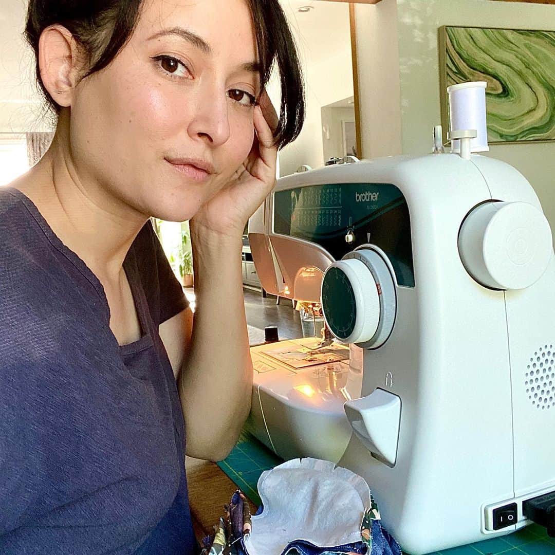 フリーディアのインスタグラム：「My mask making skills have gotten a lot better and faster. Truly have been enjoying these times 😷✨Thank you @heavenjoy for lending me your machine 😍 In Los Angeles WeHo area you can get fined $300 for not wearing a mask😵! Lemme know if you need one🧵 All patterns that are available are up in my stories ☝🏼  マスク作りが前より上手でスピードも上がった！この時間はいつまで続くか分からないから楽しんでるよ。ロスは今日からマスクを付けていないと$300の罰金らしい！必要な人いたら言ってね〜！ 全部ストーリーハイライトに載せています。 #mask #maskmaker #maskmaking #facemasksforsale #masksforsale #losangeles #cutemasks #cutefacemasks #sewingmachine #sewing #sewersgonnasew #sewersofinstagram」