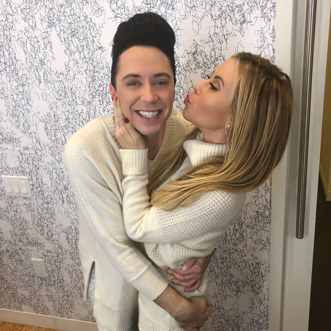 タラ・リピンスキーのインスタグラム：「Happy Birthday to my forever partner in crime. 🎈J- I hope this year brings you ALL the happiness and everything you wish for. You bring so much light and love into my world and I’m so grateful for you. We’ve been through many stages of life together both on air and off and I’m lucky to experience it all side by side with you. You are always there for me and I will always have your back. I love you! 💕」