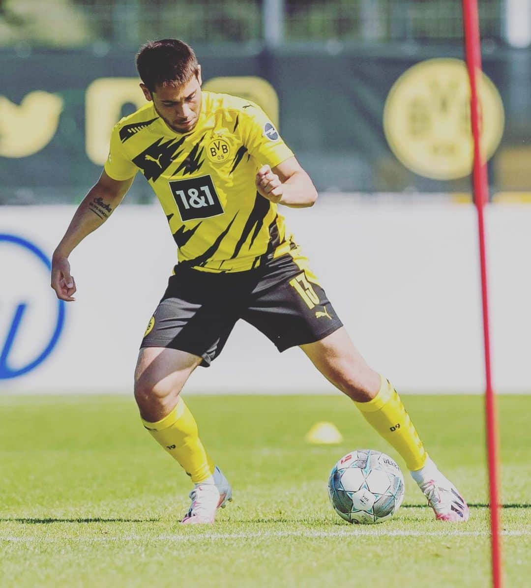 ラファエル・ゲレイロのインスタグラム：「New kit 👌 #bvb #elektek」