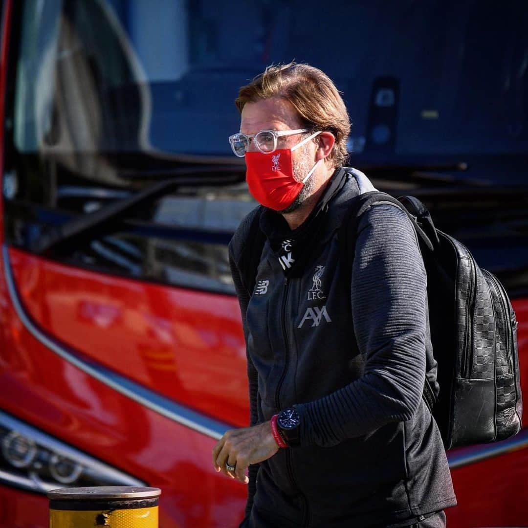 リヴァプールFCさんのインスタグラム写真 - (リヴァプールFCInstagram)「Etihad arrivals 👋 How we feeling tonight, Reds?? #MCILIV #LFC #LiverpoolFC #Liverpool #StaySafe」7月3日 3時42分 - liverpoolfc