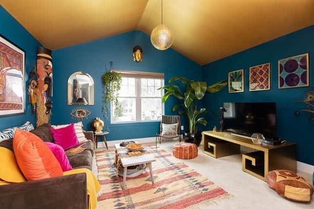 HGTVさんのインスタグラム写真 - (HGTVInstagram)「Take a peek inside the jewel-toned home of Seana Freeman (@bellybaila). 💎 When Seana bought her Charlotte, North Carolina home, she was an interior design novice. 😳 This executive leadership expert turned her four-bedroom house into a space that many A-list designers would love to have in their own portfolios. 💯⁠⠀ ⁠⠀ See more of Seana's DIY decorating triumph at the link in our bio. 😍⁠⠀ ⁠⠀ #interiordesign #design #DIY #homedecor #charlotteNC」7月3日 3時37分 - hgtv