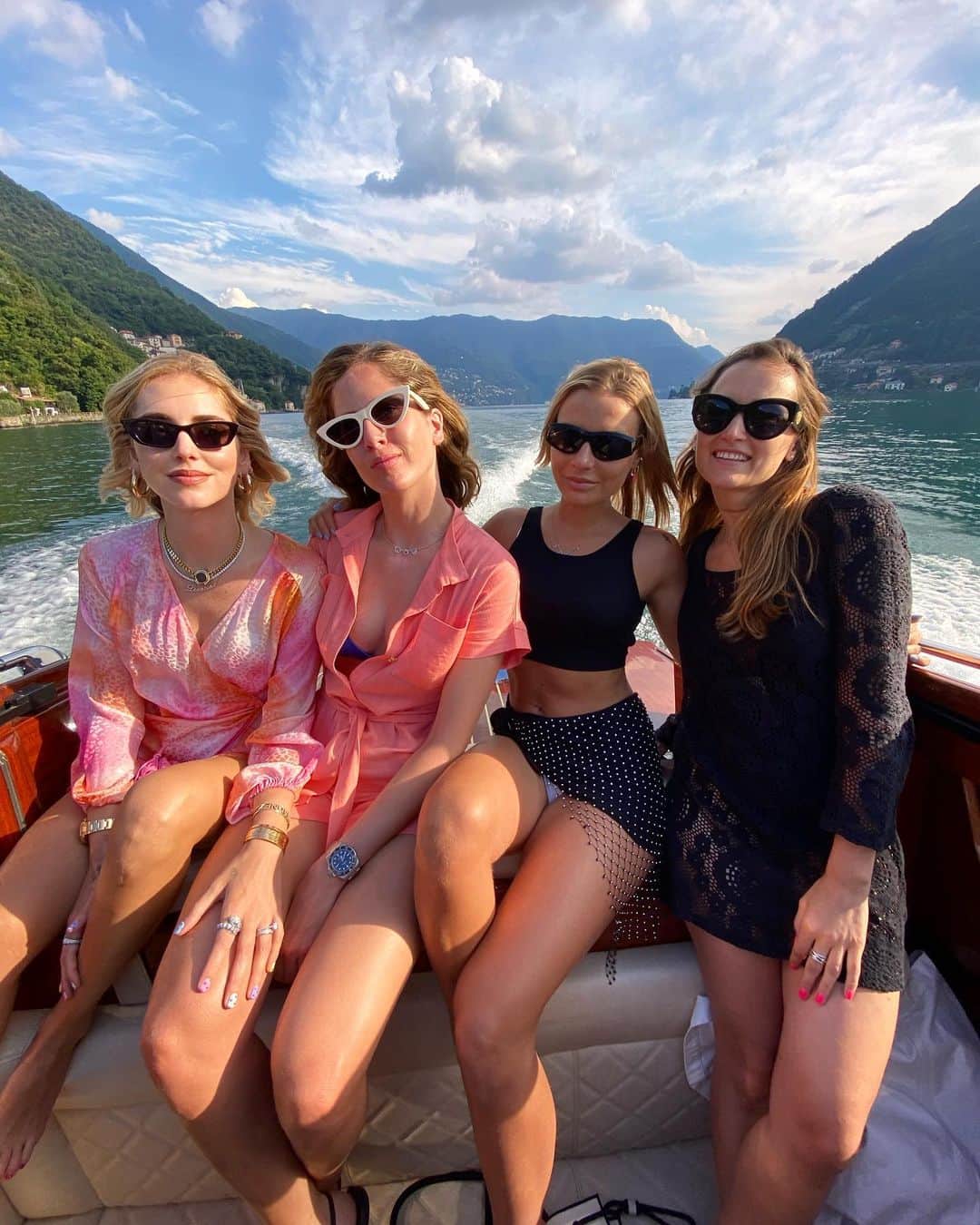 キアラ・フェラーニさんのインスタグラム写真 - (キアラ・フェラーニInstagram)「Boat ride in lake Como 🙏🏻」7月3日 3時44分 - chiaraferragni