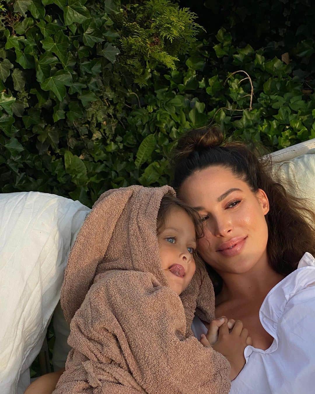 Mathilde Goehlerのインスタグラム：「Love you two so much that it hurts ♥️❤️ @sophiegoehler」