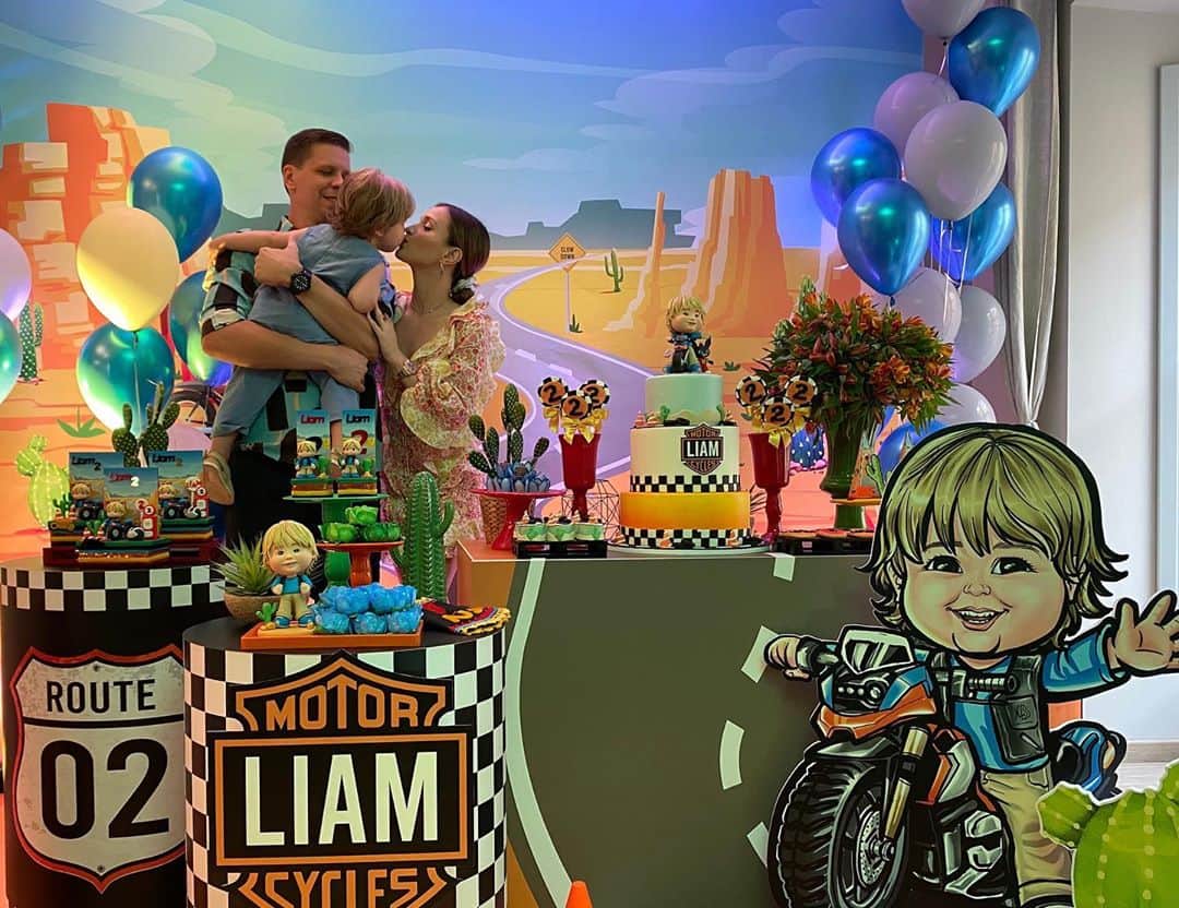 ヴォイチェフ・シュチェスニーのインスタグラム：「My best 2 year old friend! 🎂🎉 Turned my world upside down and made it so much better! 🥰」