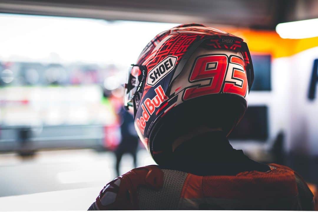レプソル・ホンダのインスタグラム：「#ThrowbackThursday - Through the Lens - @polarityphoto ⠀⠀⠀⠀⠀⠀⠀⠀⠀ “Looking back at my photos from Philip Island last year there's quite a few that I like. It’s one of my favourite circuits in the world, with dramatic scenery and usually some dynamic weather conditions. But for this 'through the lens' I have chosen a dark and moody shot of Marc leaving the box. I like the way the light from above highlights the number 93 and how the shadows cast a moody feel with lots of contrast. It almost gives the impression that the subject is moving from the dark and stepping out into the light which I think gives it a really cool look.”  1/500 sec  f/1.4  50mm  ISO 25」