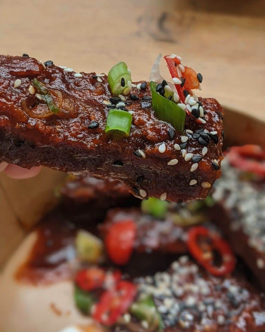 Eat With Steph & Coのインスタグラム：「Yeah, get a close up. Korean BBQ seitan wings from @eatgenesis 🙌🏻 marinade/sauce is unreal. Another one from @oldspitalfieldsmarket the market that keeps on giving 😋 📸 @thetessaproject  #eatgenesis #veganeats #spitalfieldsmarket #vegan #veganlondon」