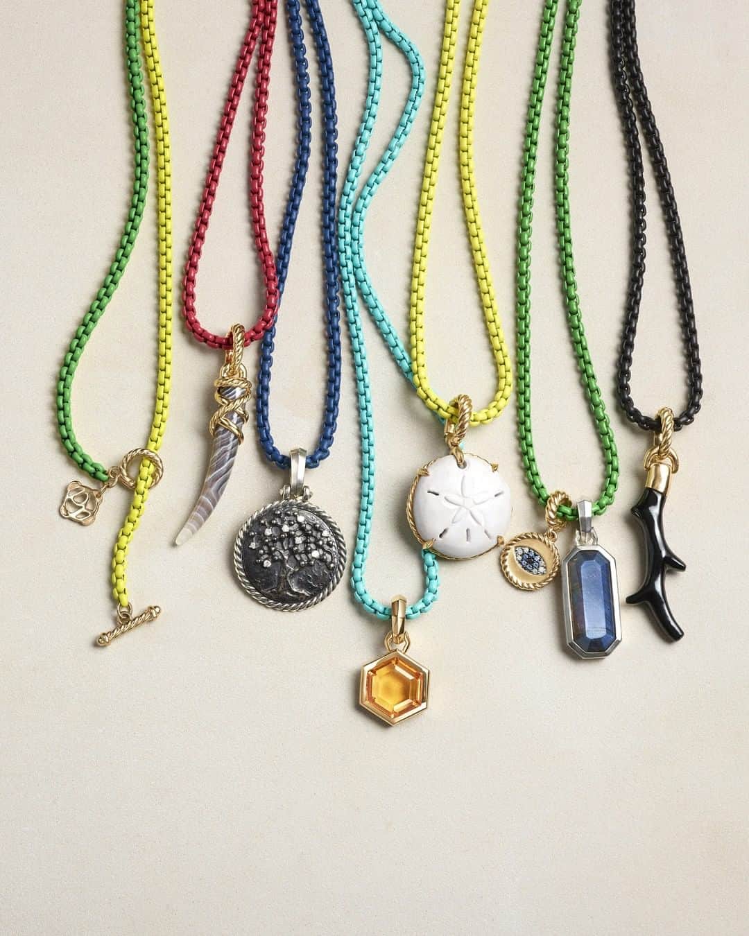 デビッドヤーマンのインスタグラム：「Create your summer style with a playful take on the #DavidYurman classic box chain with DY Bel Aire chains in a spectrum of energetic hues, accented with meaningful amulets to mark your summer memories. #DYRoadTrip」