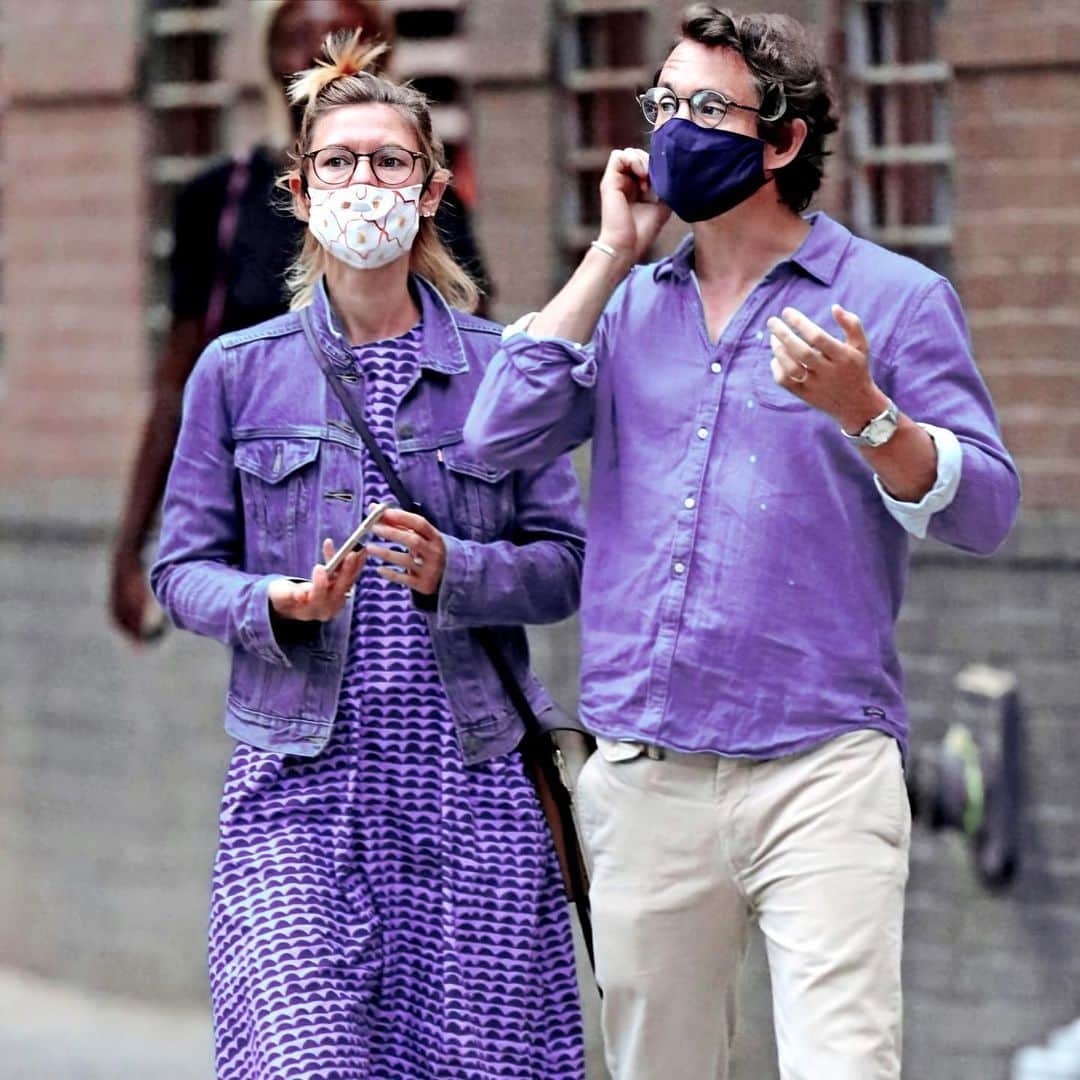 ヒュー・ダンシーさんのインスタグラム写真 - (ヒュー・ダンシーInstagram)「USE MASK!! 🗣️🗣️🗣️ #HughDancy and #ClaireDanes in #NYC.」7月3日 4時09分 - hugh_dancy