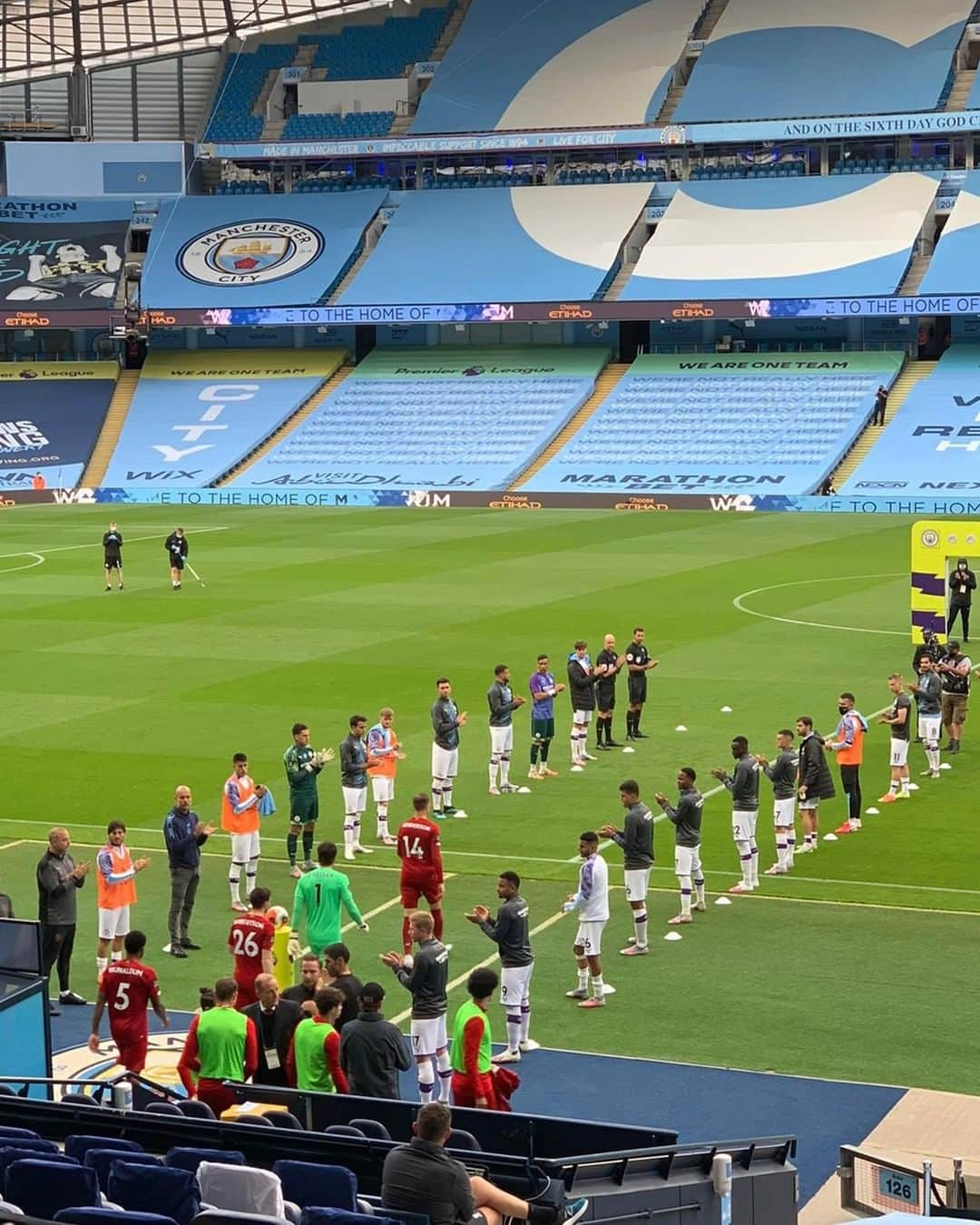 リヴァプールFCさんのインスタグラム写真 - (リヴァプールFCInstagram)「A guard of honour for the @PremierLeague champions 🙌🔴 #LFC #LiverpoolFC #Liverpool #PremierLeague #StaySafe #MCILIV」7月3日 4時19分 - liverpoolfc