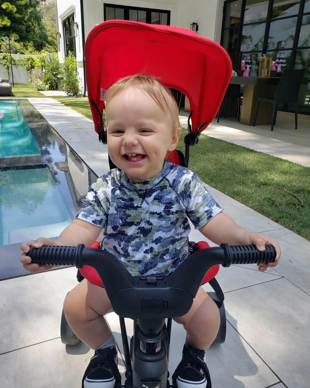 ブリトニー・ワードさんのインスタグラム写真 - (ブリトニー・ワードInstagram)「Mr. sunshine ☀️ @hendrixbutton is loving his @doonauk trike 😊」7月3日 4時34分 - brittnybutton