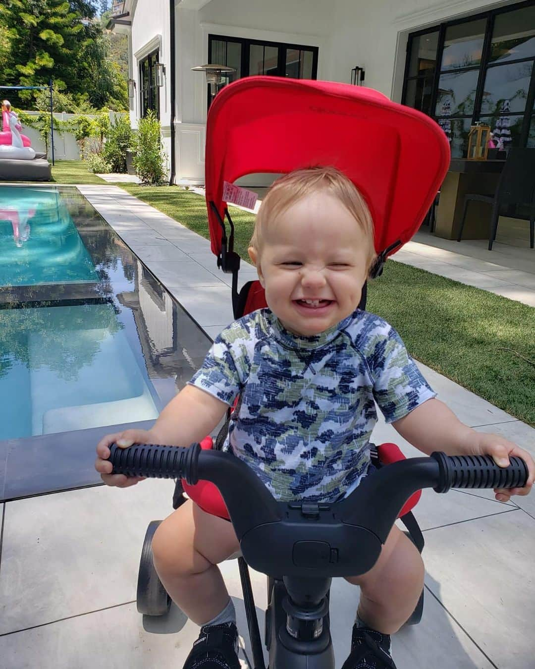 ブリトニー・ワードさんのインスタグラム写真 - (ブリトニー・ワードInstagram)「Mr. sunshine ☀️ @hendrixbutton is loving his @doonauk trike 😊」7月3日 4時34分 - brittnybutton