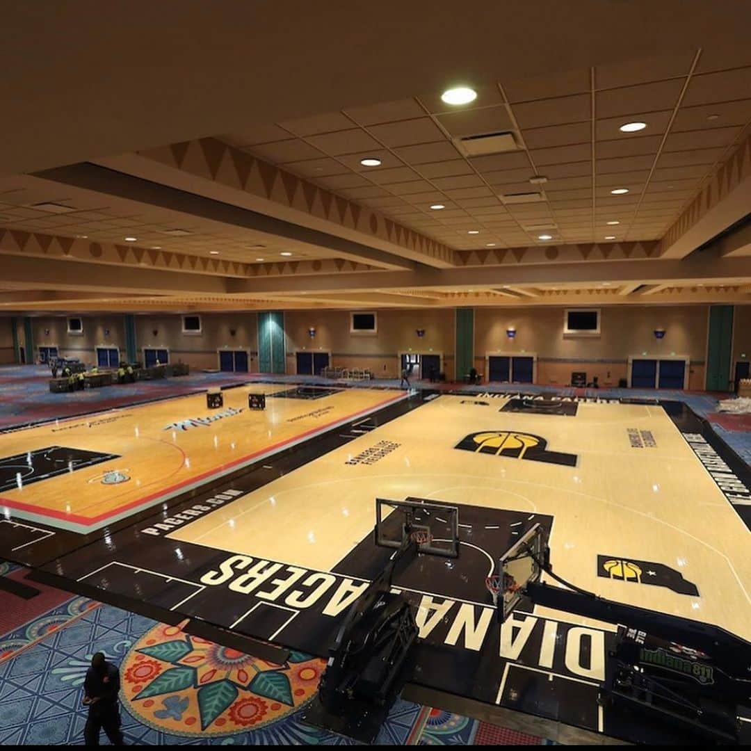レイチェル・ニコルズさんのインスタグラム写真 - (レイチェル・ニコルズInstagram)「The #NBA had teams send their actual courts to Orlando and is installing them to use as practice spaces. 📸: @NBA」7月3日 4時35分 - rachel_nichols