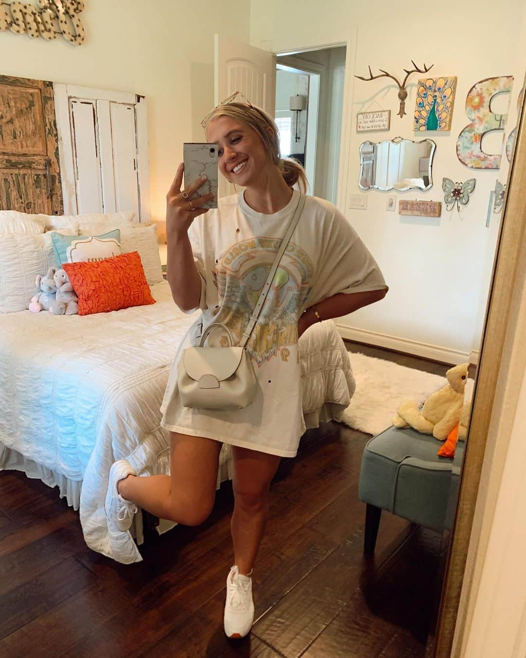 ベイリー・キーさんのインスタグラム写真 - (ベイリー・キーInstagram)「Swipe to see how happy oversized tees make me ;)」7月3日 4時51分 - bailie.key