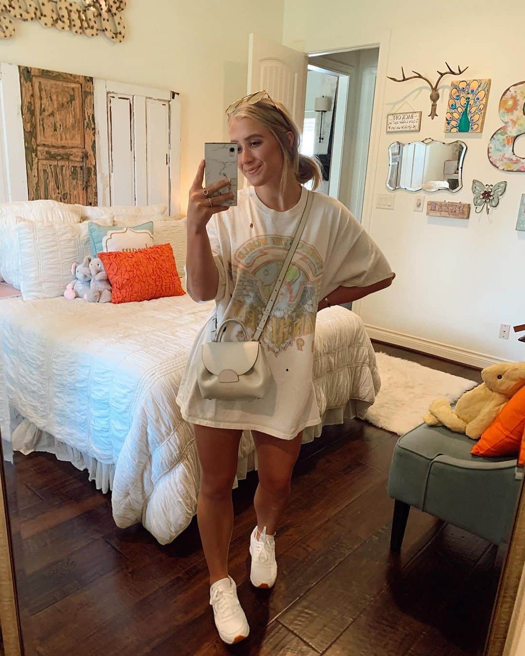 ベイリー・キーのインスタグラム：「Swipe to see how happy oversized tees make me ;)」