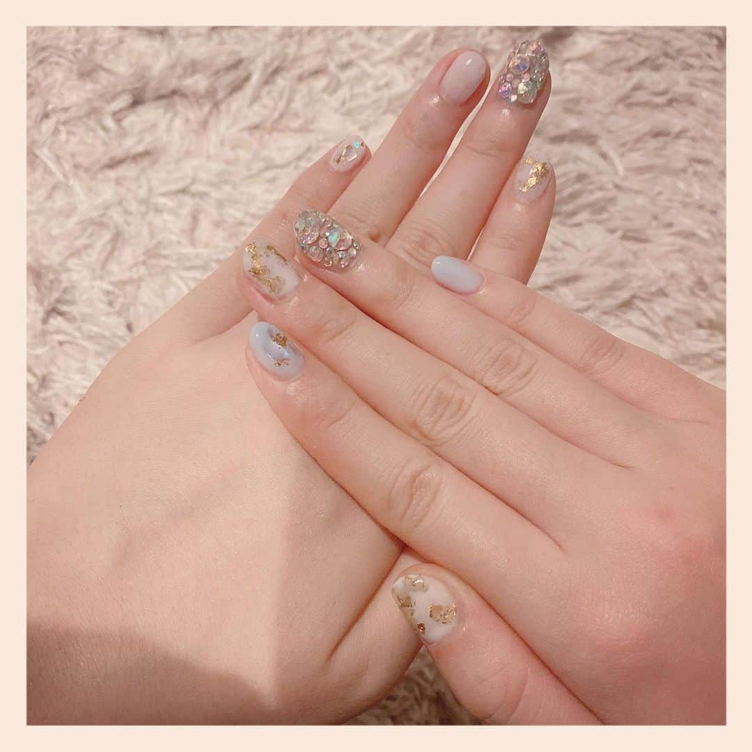 飛鳥凛のインスタグラム：「新しく　#セルフネイル　しました💅　ジェルやアートホイルそしてストーンもシェルも。使用した全てが #seria のジェルネイル素材です😳 今はなんでも100円でお手軽に購入出来てありがたい！！  仕事柄、急遽自宅でオフしなければならない事もあるので全て揃えれるのは助かる💦  爪先まで綺麗だと気分も上がるし 元々爪が柔らかくペコっと曲がってしまうので自宅で簡単に爪の補強も出来るのは良い❤️」