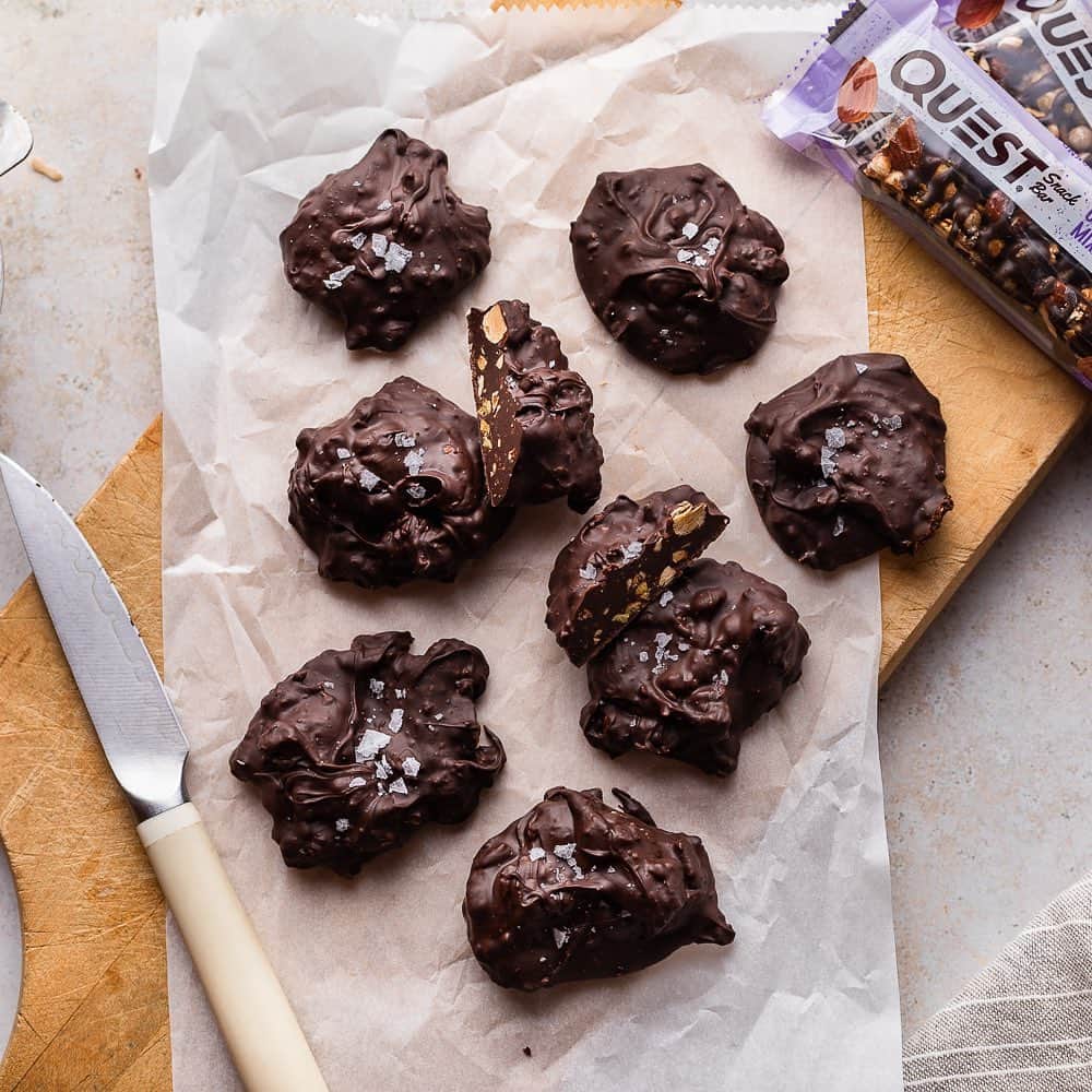 questnutritionさんのインスタグラム写真 - (questnutritionInstagram)「3-Ingredient Chocolate Clusters 🤩😋 • 👉 FULL RECIPE LINK IN BIO (swipe left to 2nd card) 👈 • Per serving: 2g protein, 8g carbs, 5g fat (8g net carbs) #OnaQuest #Questify」7月3日 4時46分 - questnutrition