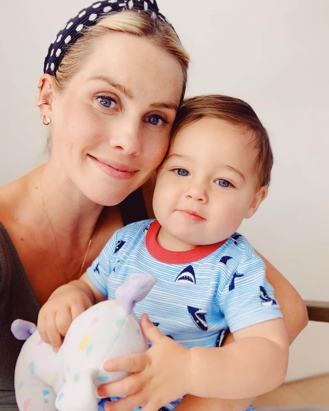 クレア・ホルトのインスタグラム：「Just a couple more months of the two of us.  Making the most of every moment (even the tantrums 🥴)  EDIT: my husband would like it to be known that he is still in the picture」