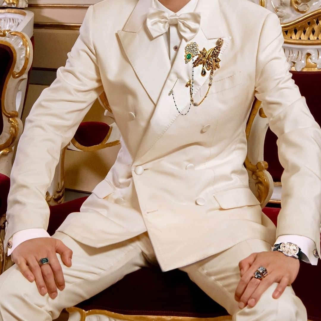 ドルチェ&ガッバーナさんのインスタグラム写真 - (ドルチェ&ガッバーナInstagram)「The stickpin brooches featuring emeralds, black and colourless diamonds and other precious stones are the perfect representation of Alta Gioielleria. The white gold “DG7 Gems full pavé” watch and the ring with diamonds enrich the look.    #DGAltaGioielleria #DGAltaOrologeria #DGFattoAMano #MadeInItaly #DolceGabbana #DGMen」7月3日 5時00分 - dolcegabbana