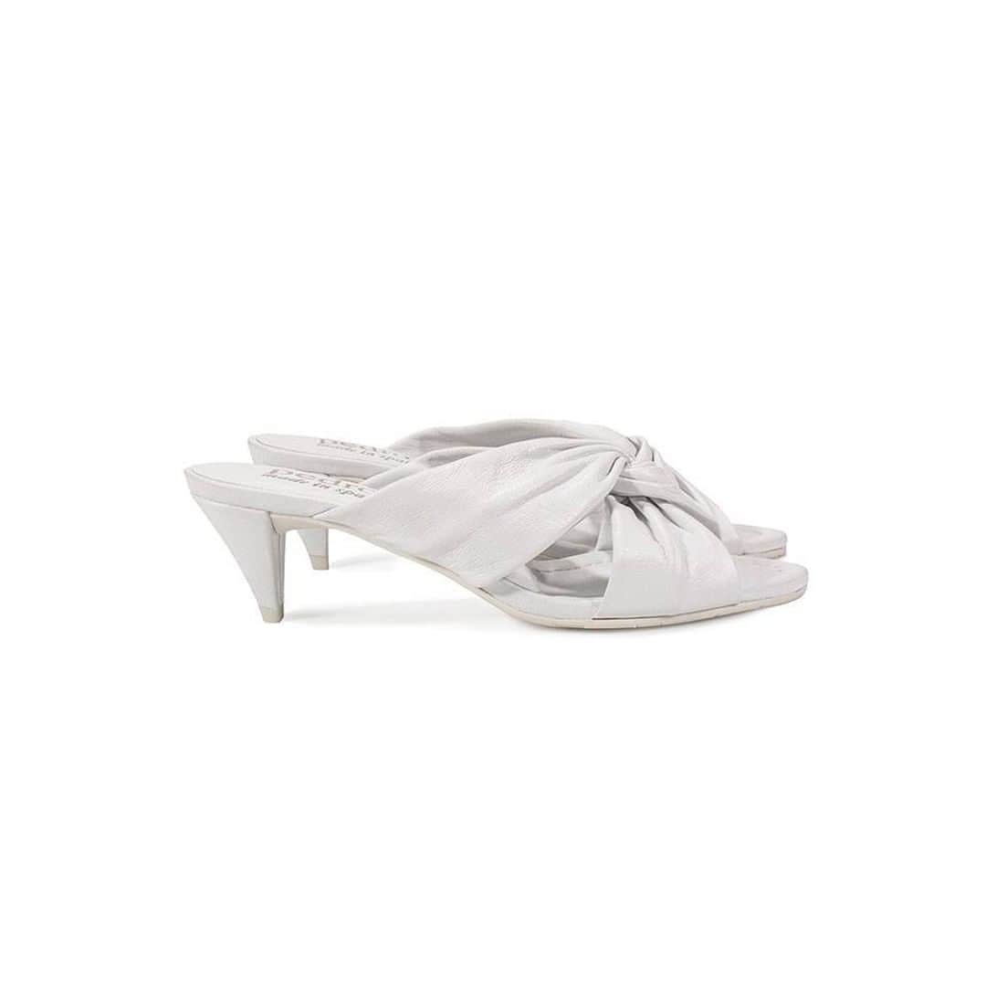 ペドロガルシアさんのインスタグラム写真 - (ペドロガルシアInstagram)「You can go your own way. @dailykongfidence wears style Aurelia/ ‘turban’ mule in white leather. #pedrogarciashoes #madeinspain」7月3日 5時01分 - pedrogarciashoes