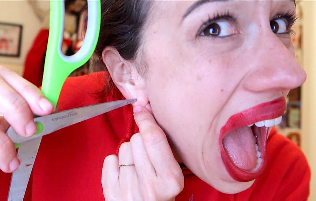 ミランダ・シングスさんのインスタグラム写真 - (ミランダ・シングスInstagram)「new video piercing my own ears!,?!! link in my bio」7月3日 5時17分 - mirandasingsofficial