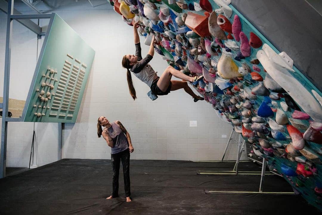 マウンテンハードウェアのインスタグラム：「Tune in tonight at 5pm PST for a Clubhouse Live presentation and Q&A with @kyra_condie and @alexjohnson89, hosted by @americanalpine. (Link in bio.) Photo: @emilymaye.」
