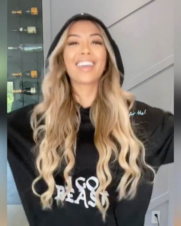 リアン Vのインスタグラム：「More fun transitions in my @shoplianev 🥰 But now with my friends ❤️ @official_janina @nadiinee_a @denise.rodri @destorm @adamw」
