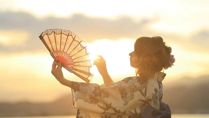 舘林佳史のインスタグラム：「夕陽の海と浴衣✨﻿ ﻿ 黄金の夕日に浴衣が映えました(*^◯^*)﻿ 波の音がいい感じです💕 ﻿ モデルさんはシンガーソングライターNami﻿さんです🥰 ﻿ 物語の主人公になりたい方✨﻿ 撮影のご依頼等お気軽にお問い合わせ下さい(о´∀`о)﻿ ﻿ #ドラマティックストーリーフォト﻿ ﻿ ﻿ 誰でも物語の主人公になれる‼︎をキャッチコピーに﻿ ドラマや映画の物語のワンシーンの様なDramaticStoryPhotと言う名前で活動作品作りをしています。﻿ 大好評のドラマティックフォトのご依頼はこのクオリティーで30000円〜(ほぼ諸経費)で受け賜わっています)^o^( ﻿ ﻿ 素敵な作品を一緒に作りたい！コラボレーションしたい 美容師・メイクアップアーティストさん ・服飾デザイナーさんクリエイターさん募集中です✨﻿ ﻿ 作品作り体験モデルに興味がある方ドラマティックフォト依頼 の方はこちら﻿ ①お名前:②地域:③年齢:④身長: ⑤InstagramID: LINE ID:⑥応募理由:﻿ 最近の髪型スタイルの分かる写真をDMまたはメール下さい✨📩contact@dramaticphoto.jp﻿ ﻿ ギャラリーモデル個撮希望カメラマンはお繋ぎしますのでモデル名と希望日DMでお問い合わせ下さいませ❣️﻿ ﻿ ﻿  #波の音#アーティスト#シンガーソングライター  #プロモーションビデオ #浴衣#夕陽の海#夕日#シルエット#海#太陽#ドラマチック#ファンタジー#ストロビスト#撮影依頼#モデル募集#モデル#ロケーションフォト#ファインダー越しの私の世界#写真撮る人と繋がりたい#photographer#ポートレート#ポートレート#撮影モデル﻿ #清水のいいとこ  #tokyocameraclub#bestphotogram_portraits#IGersJP#ig_bless_women  #清水のいいとこ」