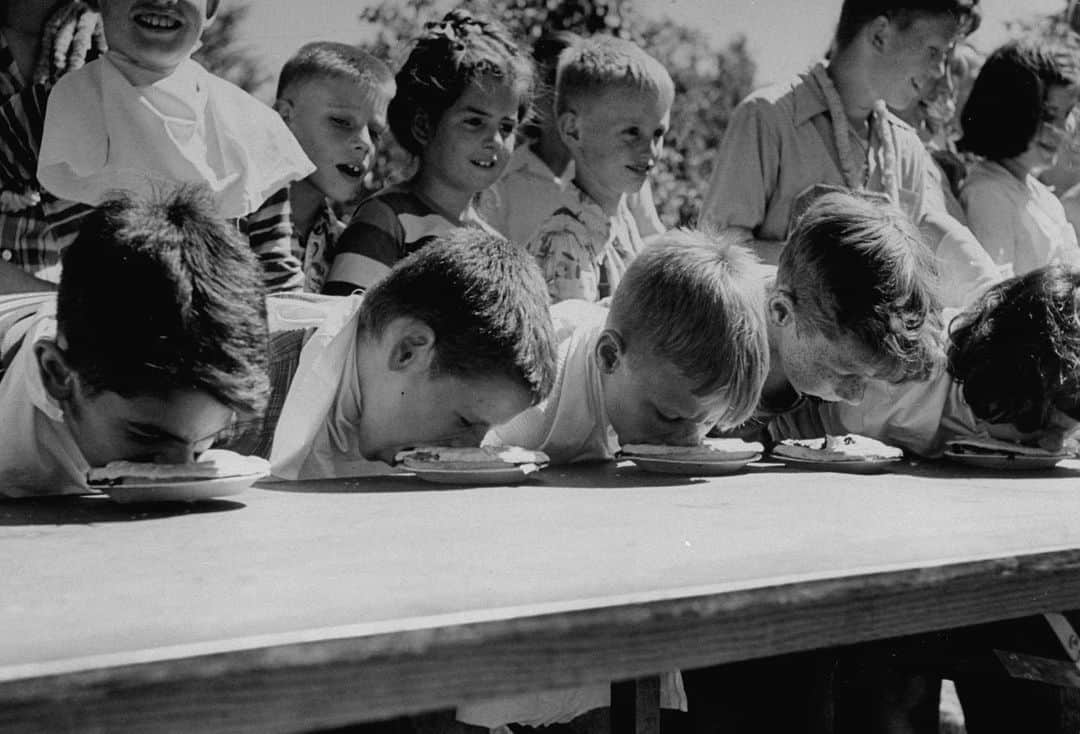 lifeさんのインスタグラム写真 - (lifeInstagram)「Let summer pie season begin! Five kids dive face-first into an eating contest, 1949. For more American pies, check out the link in bio. (📷Al Fenn/LIFE Picture Collection) #tbt #pie #1940s #eatingcontest」7月3日 5時31分 - life