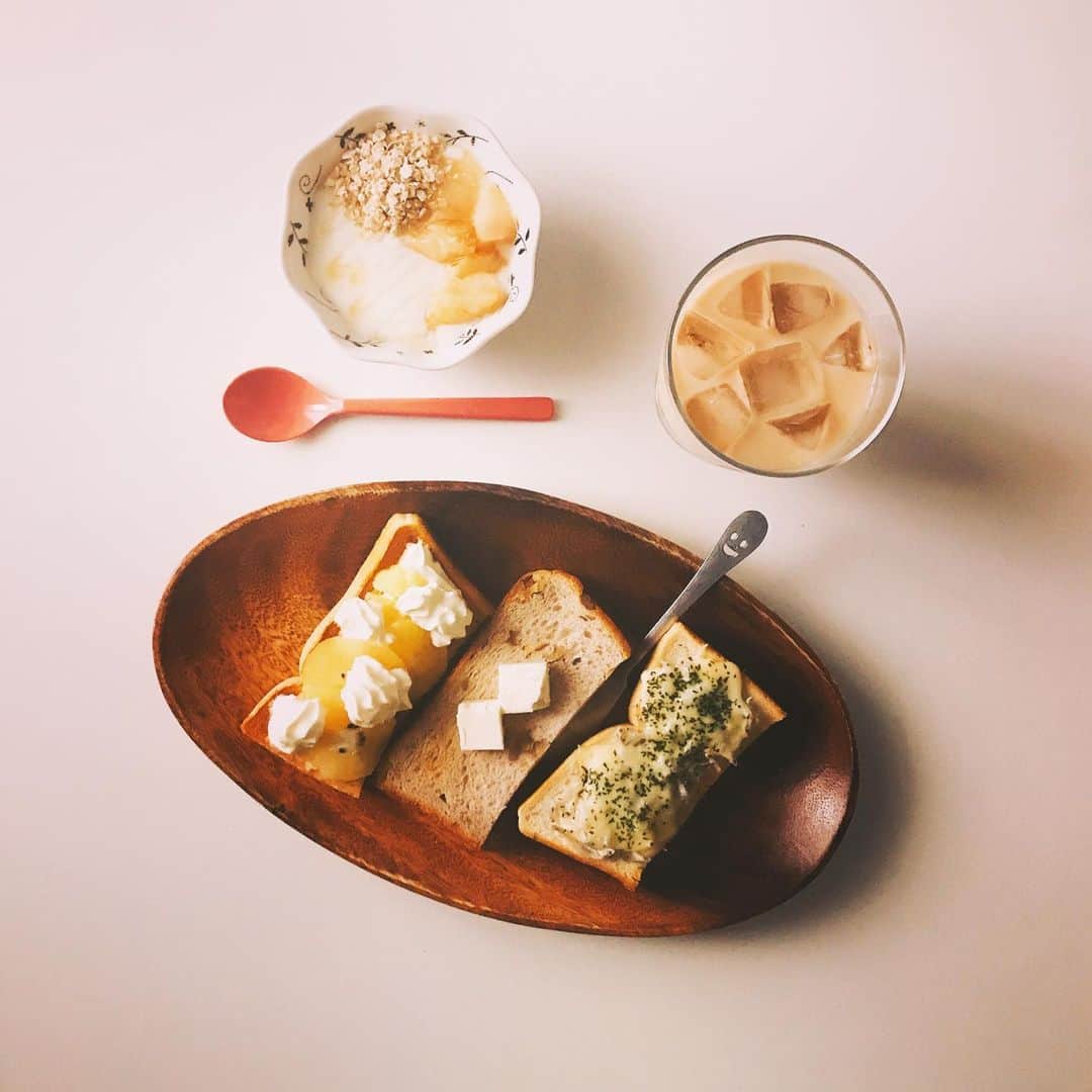 森由月さんのインスタグラム写真 - (森由月Instagram)「・ 曇りの今日はゆっくりブランチ。 *しらすチーズトースト *くるみ食パン+クリームチーズ *ゴールドキウイ+ホイップクリームのオープンサンド *ヨーグルト+桃+オートミール+蜂蜜 *ミルクコールドブリュー ・ いよいよ大好きな桃の季節が！ ヨーグルトにもトーストにも活用しましょ。そうしましょ。 ＊ ＊ ＊ #朝昼ごはん #ブランチ #3色トースト #おうちごはん #朝ごパン #ミルクコールドブリュー #ヨーグルト #おうちごはんlover #モーニング #ごはん #クッキングラム #丁寧な暮らし #フーディーテーブル #料理写真 #食パン好きな人と繋がりたい #トーストレシピ #オープンサンド #桃🍑  #brunch #toast  #coldbrewcoffee #foodstagram #tasty #yummy #yogurt #instafood #breakfast  #homecooking #toastarrange #flatlayout」7月3日 16時24分 - mori_yutsuki
