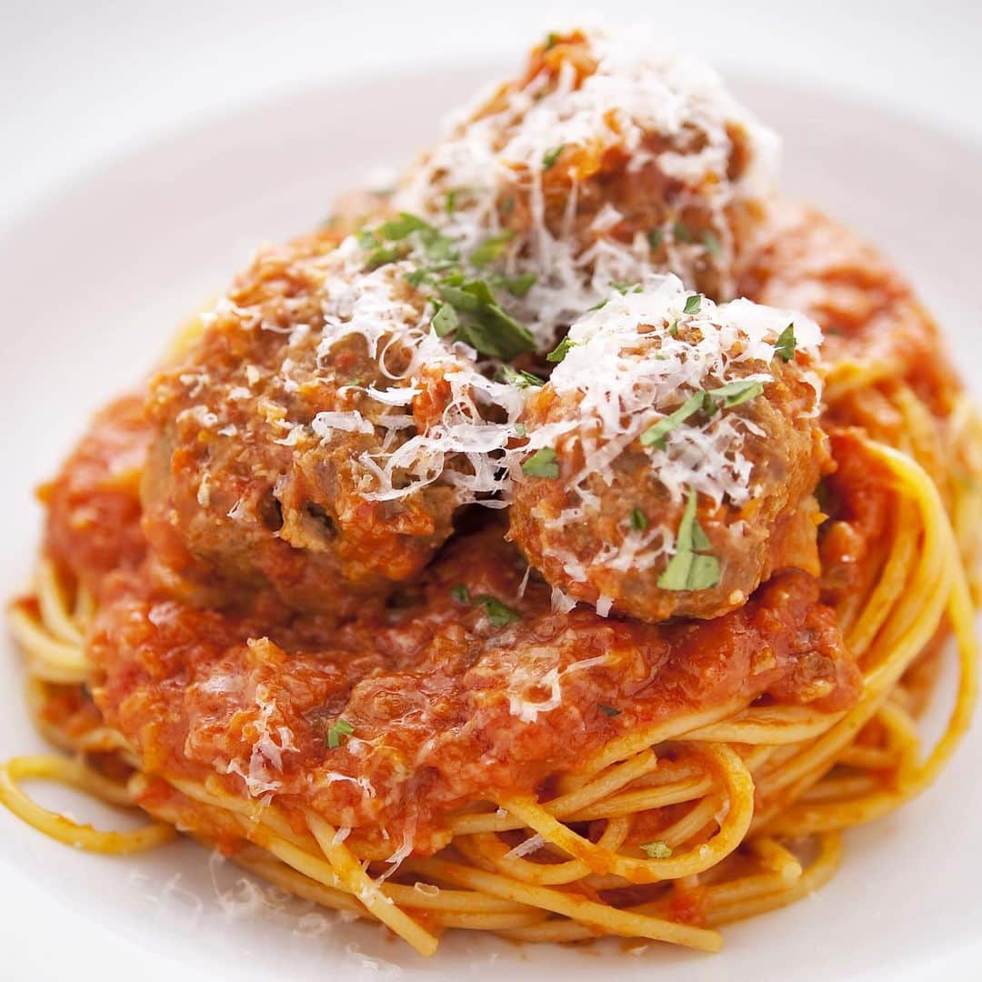 Arancino Di Mareのインスタグラム：「MEATBALL SPAGHETTI.  #arancinodimare #arancino #italian #spaghetti #arancinodimare #foodies #meatballs #tomato #buzzfeedfood #pasta #waikiki #meatballs #italia #111hawaiiaward #supportlocal #アランチーノディマーレ #アランチーノ #イタリアン #パスタ #ハワイ #おいしい #ホノルル #ハワイ大好き #haleainaawards #ハワイ旅行 #hawaii #hawaiisbestkitchens #frolichawaii #foodagogo」