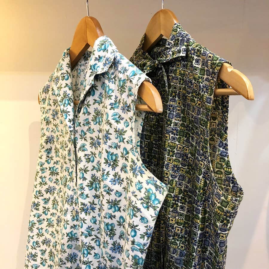 NUTTY Vintage&Collectibleのインスタグラム：「🍋NEW ARRIVAL🍋 ㅤㅤㅤㅤㅤㅤㅤㅤㅤㅤㅤㅤㅤ ☑︎vtg print sleeveless blouses ㅤㅤㅤㅤㅤㅤㅤㅤㅤㅤㅤㅤㅤ ヴィンテージらしい総柄が素敵なブラウスです。それぞれのテキスタイルを楽しんで🌴 本日ONLINE STOREに掲載いたします＊ ㅤㅤㅤㅤㅤㅤㅤㅤㅤㅤㅤㅤㅤ ------------------------------------- 🛍NUTTY通販について🛍 ------------------------------------- ◎掲載商品は全て通販可能となっておりますので、詳細はDMにてお気軽にお問い合わせくださいませ。また、ONLINE STOREに随時商品を掲載しております。商品詳細も記載しておりますので、是非ご利用くださいませ。 🔎 http://nutty.theshop.jp/ （ プロフィールページURLよりjump🕊） ㅤㅤㅤㅤㅤㅤㅤㅤㅤㅤㅤㅤㅤ ◎ご自宅でもお買い物をお楽しみいただけるVIDEO CHAT SHOPPING📺テレビ電話をお繋ぎして、リアルタイムでご案内いたします。詳細は過去の投稿をご覧ください。」