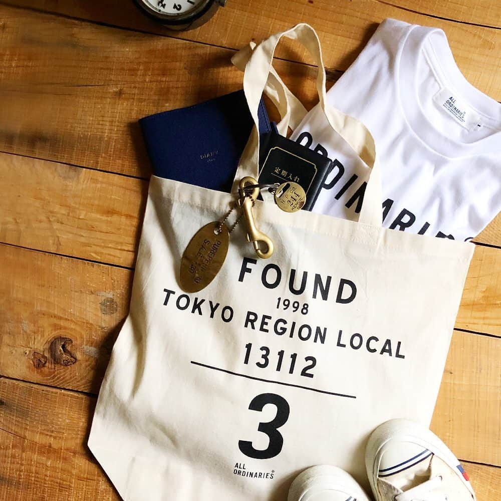 のインスタグラム：「7/4(土)から店頭にて¥6,000(+税)以上お買上げいただいたお客様へ写真の<エコトート>をプレゼント🎁いたします🤗﻿ ※数に限りがございますので予めご了承下さい。﻿ ﻿ 店頭にて単品販売も行っておりますので、エコトートのみの購入もいただけます🙌✨﻿ ﻿ エコトート¥300+tax﻿ 取扱店舗/池袋店、柏店、札幌店﻿ ※7/4(土)発売予定﻿ ※¥6,000+tax以上お買上げの方には無料で1枚プレゼント！(お1人様1枚とさせていただきます)数に限りがございますので、予めご了承下さい。﻿ ﻿ ALL ORDINARIESらしいオリジナルプリントは、お買い物用にもお出かけにも使えるデザインです😆💚﻿ ﻿ 【お知らせ】﻿ ALL ORDINARES店頭では2020年7月1日よりレジ袋が有料化となりました。﻿ ポリ袋1枚10円(税込)、紙袋1枚50円(税込)﻿ ご利用のお客様にはご不便をお掛けいたしますが、ご理解ご協力のほどお願い申し上げます。﻿ ﻿ 公式オンラインショップでは、﻿ 7月1日のご注文よりブランドロゴ入りのポリ袋、紙袋を廃止した簡易包装に変更させていただいております。予めご了承下さいますよう、お願い申し上げます。﻿ ﻿ #allordinaries #オールオーディナリーズ #池袋パルコ #札幌ステラプレイス #柏高島屋ステーションモール #zozotown  #ロゴt #tシャツ #置き画くら部 #置き画 #お得 #カジュアルコーデ #大人かわいい #大人カジュアル #エコトート #エコバック #ロゴトート #tokyo #ロゴt #レジ袋有料化 #レジ袋バッグ」