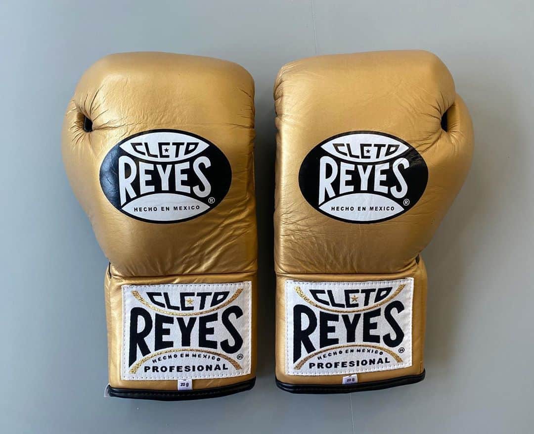 卜部弘嵩さんのインスタグラム写真 - (卜部弘嵩Instagram)「#newgloves #reyes  @cletoreyesboxing  #卜部弘嵩」7月3日 15時14分 - hirotakaurabe