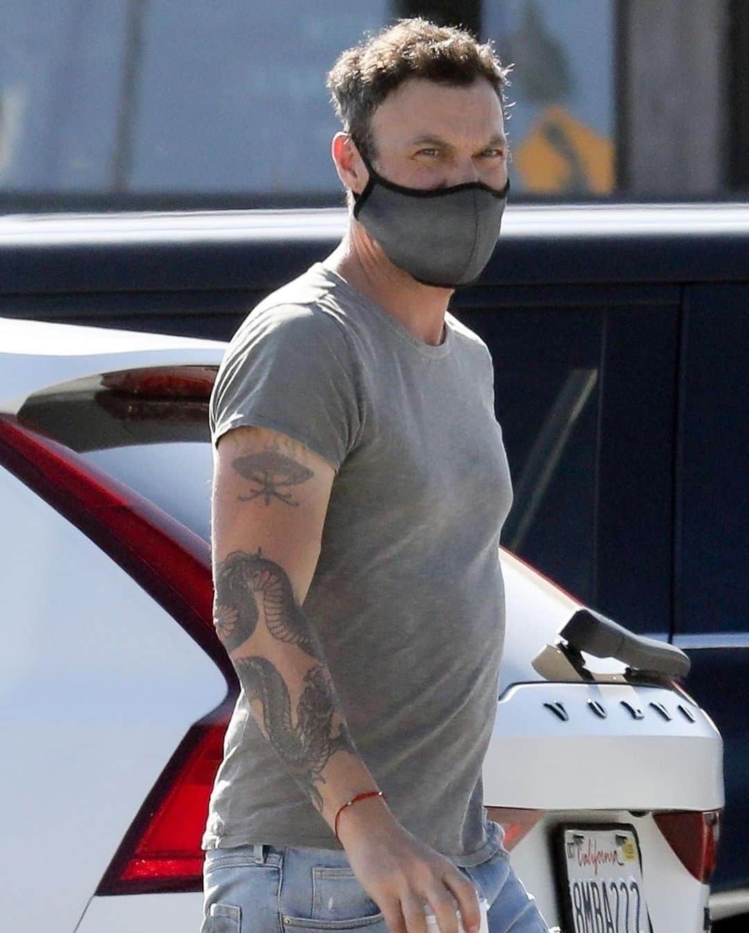 Just Jaredさんのインスタグラム写真 - (Just JaredInstagram)「Brian Austin Green (@arent_you_that_guy) picks up his coffee during his afternoon outing in Malibu.  #BrianAustinGreen Photos: Backgrid」7月3日 15時14分 - justjared