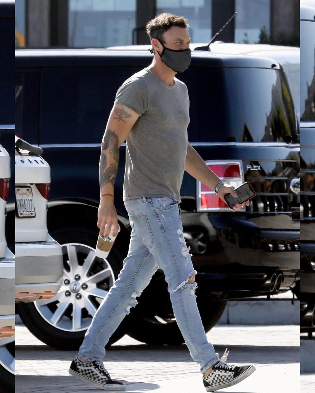 Just Jaredさんのインスタグラム写真 - (Just JaredInstagram)「Brian Austin Green (@arent_you_that_guy) picks up his coffee during his afternoon outing in Malibu.  #BrianAustinGreen Photos: Backgrid」7月3日 15時14分 - justjared