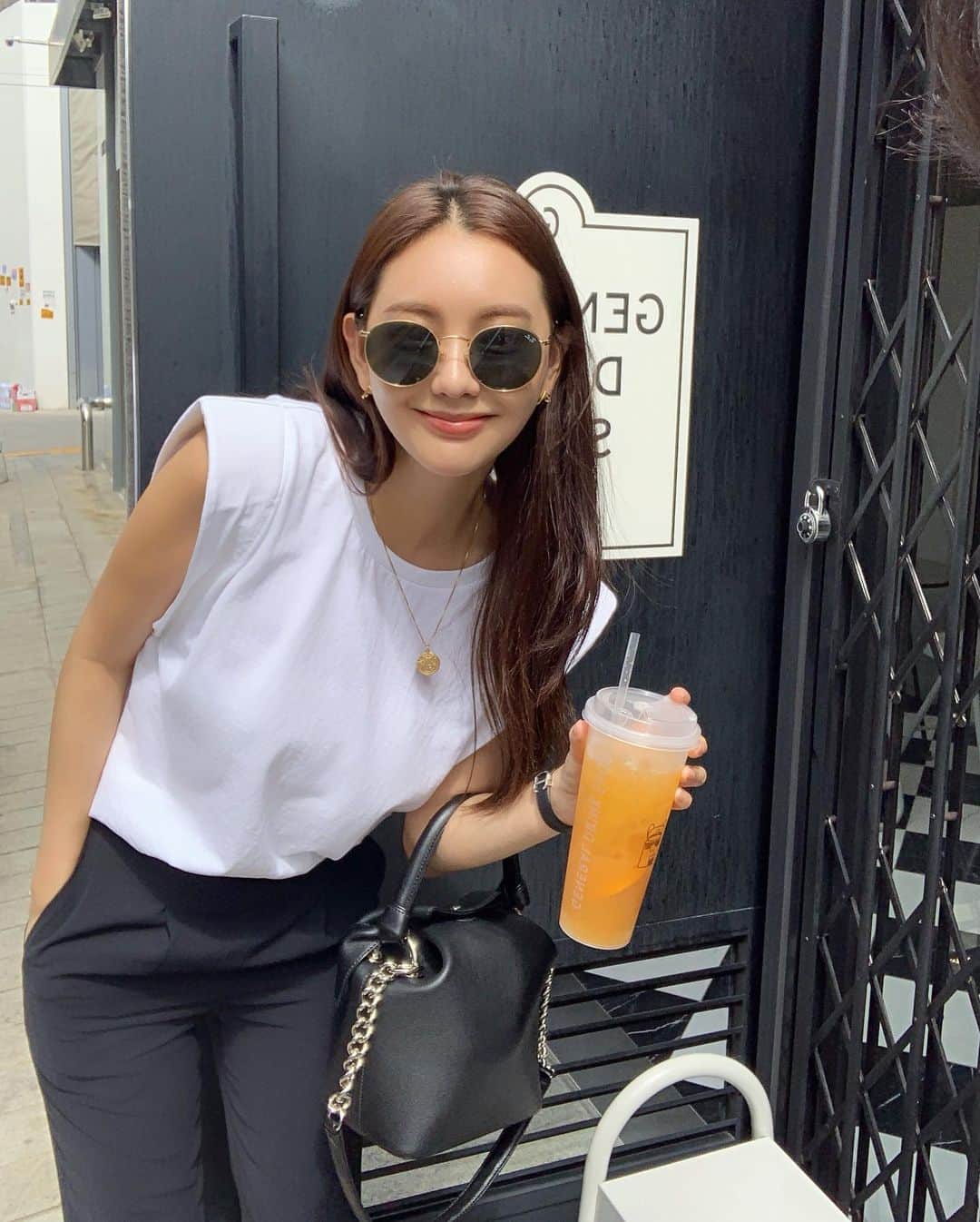 ソンシンさんのインスタグラム写真 - (ソンシンInstagram)「오랜만에 강남 나와서 신나보림😎🖤  이사가기전엔 이집 커피맨날 먹었는데!!! 날씨가 아주 놀러가고싶은 날씨잖아요🌿」7月3日 15時18分 - sungshin_p