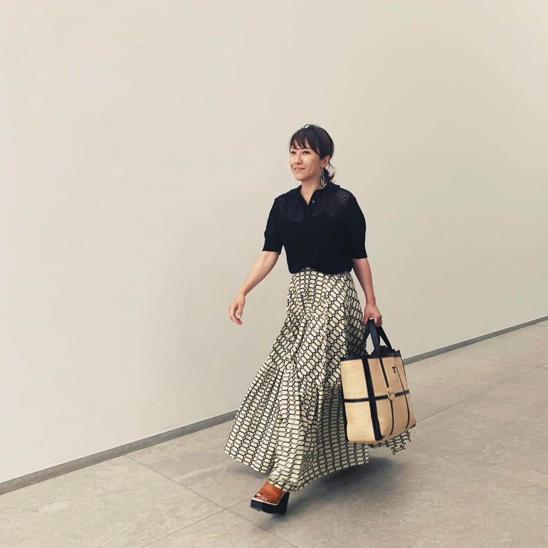 風間ゆみえのインスタグラム：「LA MARINE FRANÇAISE @la_marine_francaise_official  メッシュポロニットのBlack✨ ただのポロではあか抜けて見えないからと企画チーム、全国の店長たちがディスカッションして出来上がったニット‼︎ コーディネートもしやすいしとても良い！  私の定番的な存在になってきたplanC @plan_c_official のボリュームロングスカート   必ず褒められるロンハーマンでオーダーしたラドロー @ludlow_official のバッグ  こればかりはいてる😂クレジュリー @clergerie キャメルに黒いソールでどんなコーディネートにも合わせやすくていい♡  #yumie_k_style」