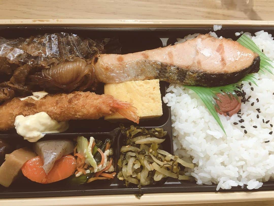 塚田詩織のインスタグラム：「#現場ごはん」