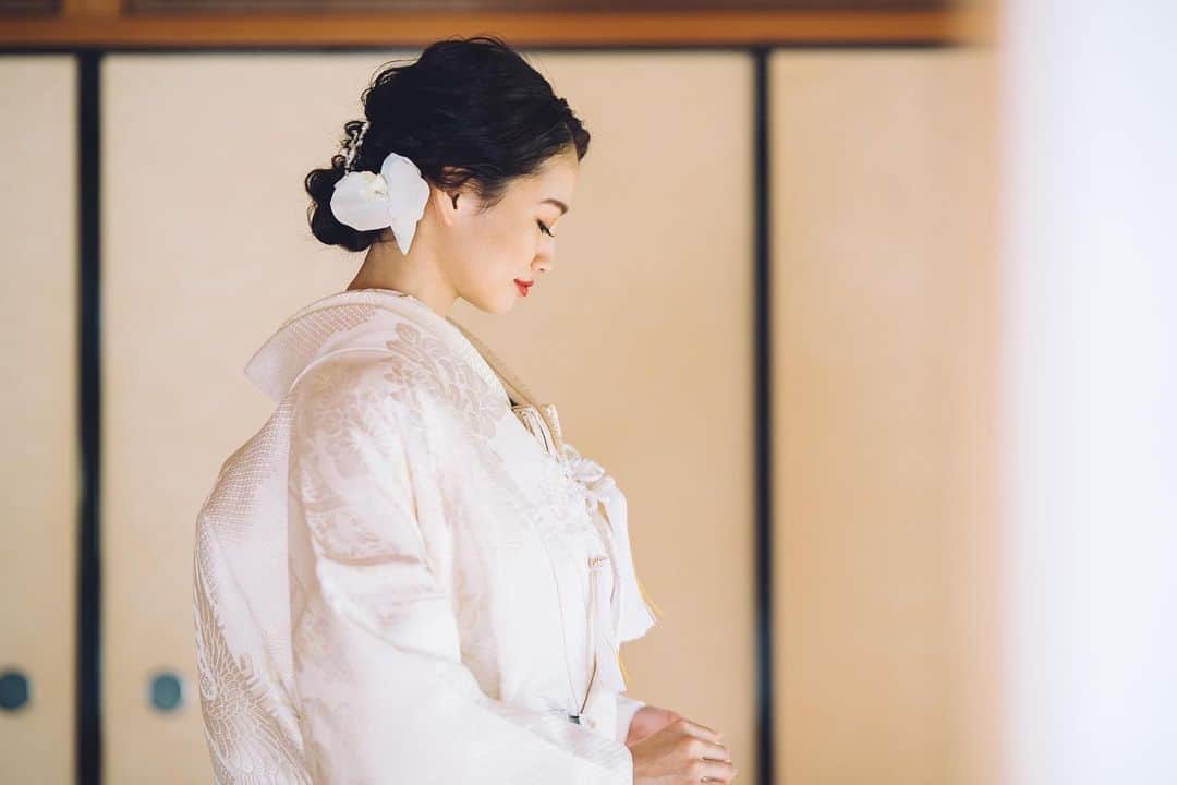 orb_weddingのインスタグラム：「#orbweddingreport 🕊﻿﻿ .﻿﻿﻿ .﻿ .﻿ orbでは式場紹介や前撮りのみならず、﻿ ウエディングフォトプランも﻿ ご紹介しております。﻿ .﻿ .﻿ .﻿ 結婚式をあげてない方にも﻿ 人生の中で携わってきた大切な人たちと﻿ しあわせな時間を共有し﻿ そのかけがえのない時間を思い出として﻿ 残していただきたい﻿ ﻿ ﻿ すべてのひとにドレスや和装を着て﻿ 人生で一番きれいな最良の日のしあわせを﻿ 味わっていただきたい﻿ ﻿ それがDress the Lifeの願いです。﻿ .﻿﻿﻿ .﻿﻿﻿ ﻿﻿Kimono : @juno_weddingdress ﻿﻿﻿ Shop: @juno_kumamoto ﻿﻿ ﻿﻿﻿ 𓇼お問い合わせ𓇼﻿﻿﻿ ☎ 0120-790-479﻿﻿﻿ 公式LINE@ ﻿﻿﻿ @orb_wedding(@マーク含みます)﻿﻿﻿ ﻿﻿﻿ ﻿﻿﻿ #orb_wedding #結婚式場見学 #パーティレポート #プレ花嫁 #日本中のプレ花嫁さんと繋がりたい #式場探し #ドレス探し #結婚式準備 #熊本花嫁　#熊本結婚式場　#福岡花嫁 #福岡プレ花嫁 #juno_weddingdress #白無垢 #ロケーションフォト #フォトウェディング #locationphotography #前撮り」