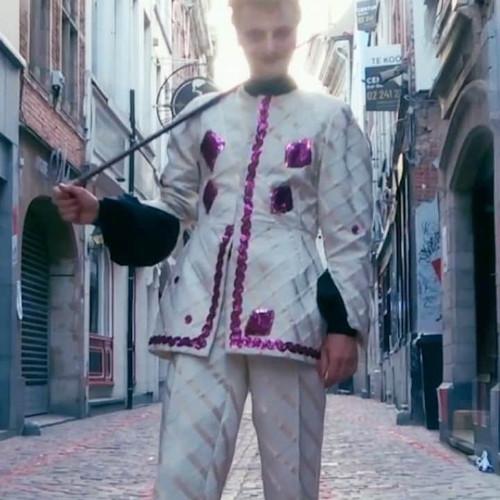 ジャンポールレスパナールのインスタグラム：「. The Galeries royales St Hubert and the City of Brussels asked me to imagine a “Covid” project to help people keeping physical distance. I transformed this in a 5000 square meter game. Welcome to “The Grid”. Opening July 7. @bxl_online @galeriesroyalessainthubert   #thegridbrussels is produced by @extra__ordinaire, Co-created by @jeanpaullespagnard and @zephirmoreels on an original idea of Jean-Paul Lespagnard」