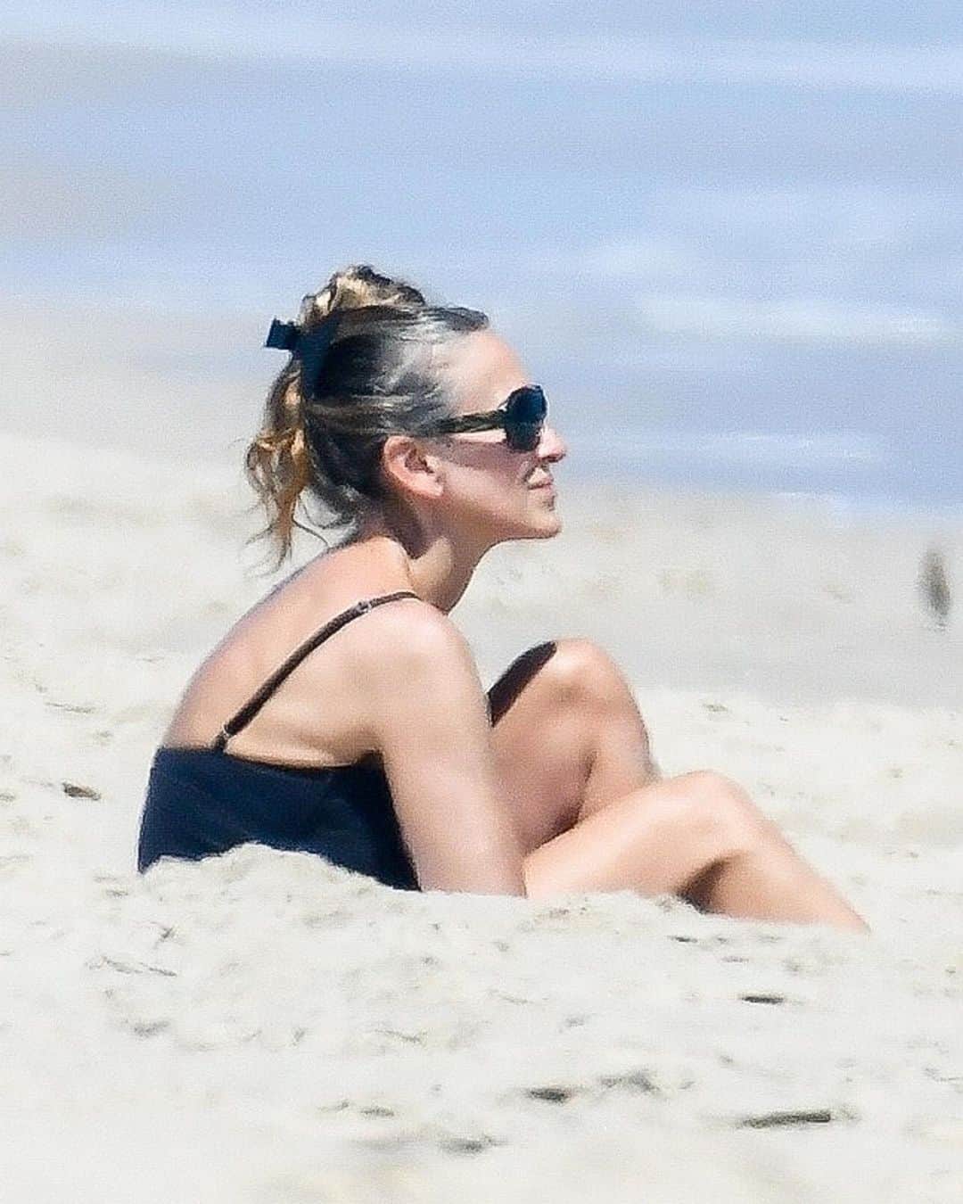 Just Jaredさんのインスタグラム写真 - (Just JaredInstagram)「@sarahjessicaparker soaks up the sun during a day at the beach! #SarahJessicaParker Photos: Backgrid」7月3日 15時33分 - justjared