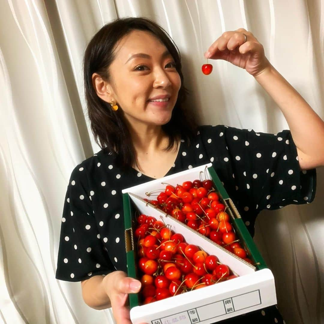 みかんさんのインスタグラム写真 - (みかんInstagram)「山形の知人から今年も美味しくて今が旬なさくらんぼ🍒が届きました🤤 チェリー寒天作ってみたわ🍒 あとパイン🍍とみかんも🍊 フルーツ全般好き💖 もちろん一番はみかんよ🍊😏 寒天を娘ちゃんにあげたら、めちゃ食べる🤣 ほんのり甘いだけだし、カロリー低いし、ヨーグルトより汚れたりしないから育児してるママにはすごく持ってこいかも👍 スーパーでも安いしね✨量も沢山つくれるからコスパも3150👍👍👍 これから色々なフルーツが旬になってくるから楽しいと思うよ🍍🥝🍉🍊🍒🍇🍑🍈 #果物連投 #入れ物がMARLOWE #寒天 #チェリー寒天 #娘めちゃ食べる #カロリー低い #寒天かぁいい」7月3日 15時35分 - mikan02241984