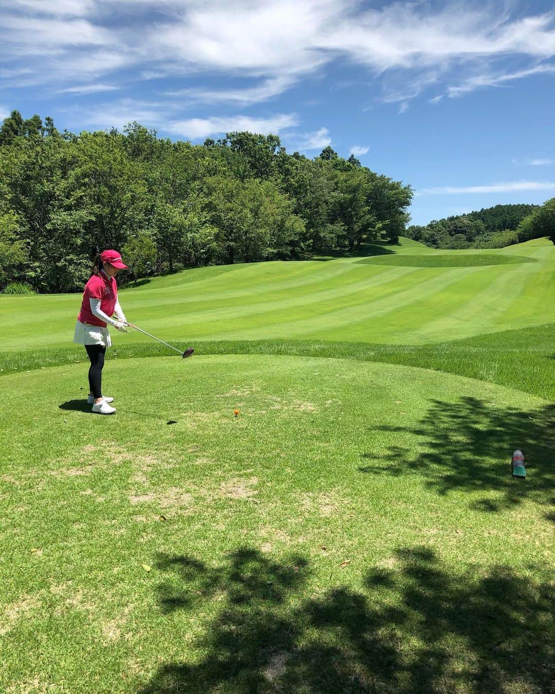 のインスタグラム：「初ラウンドしてきました⛳️ 父もゴルフが趣味なので教えてもらい やっと友達と行けました！ 全然ダメだったけど自然に囲まれて最高な1日だった⛳️⛳️ あっつかったけど楽しかった🤩」
