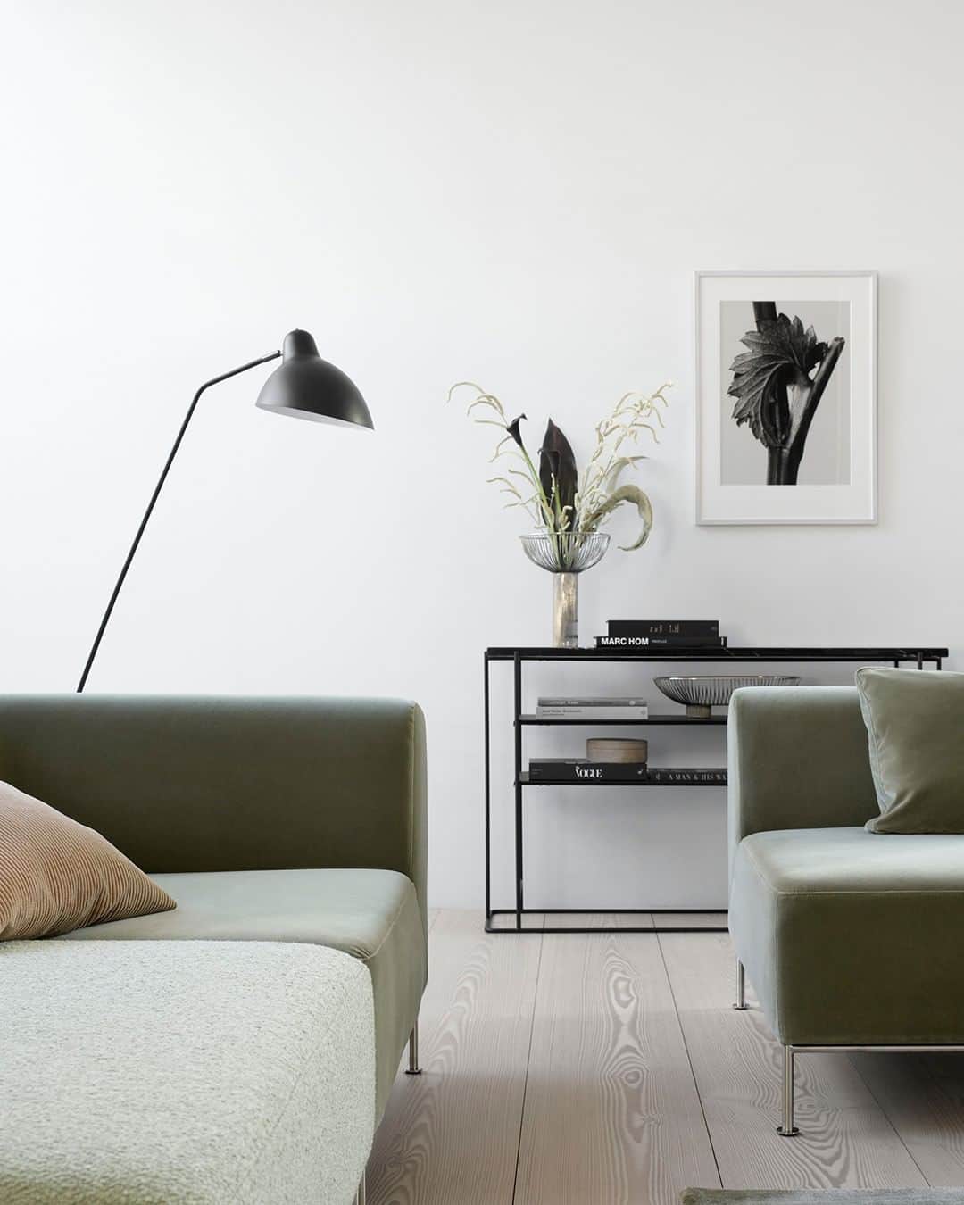 BoConceptさんのインスタグラム写真 - (BoConceptInstagram)「Home = sanctuary. A calming living room based on a palette of matt blacks, oaty whites and powdery greens.   Miami modular sofa from £1,139.00  Demand floor lamp £719.00   Paris console table from £829.00   #boconcept #liveekstraordinaer #danishdesign #livingroominspo」7月3日 15時40分 - boconcept_official